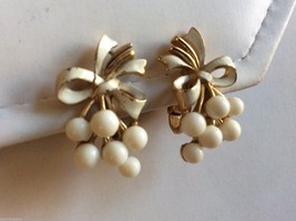 VTG Trifari signed gold tone metal White grape bow design Floral clip earrings - £23.74 GBP
