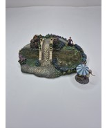 Thomas Kinkade Hawthorne Village #79982 Lamplight Bridge w/Figure - $232.24 MXN