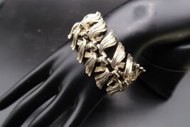 Vtg Lisner Gold Tone Bow Link Bracelet 7" - $19.99