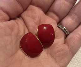 VINTAGE NAPIER RED ENAMEL GOLD TONE METAL SEMI Oblong PIERCED POST EARRINGS - $11.74 CAD