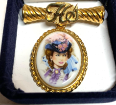 Avon Honor Society Mrs Albee Cameo Dangle Gold Tone Brooch Vintage 1996-97 - £12.88 GBP