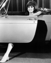 That Girl Featuring Marlo Thomas 16x20 Poster posing with car - £15.02 GBP