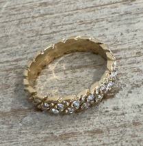 Pretty 18k Gold Plated Band Ring Cubic Zirconia Accents Scalloped Edges - £7.58 GBP