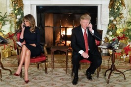 President Donald Trump and First Lady hold NORAD Santa Tracker calls Photo Print - £6.96 GBP+