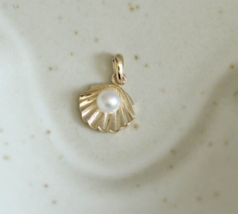 9ct Solid Gold Clam Shell &amp; Pearl Charm Pendant - 9K, Au375, small, rigid, gift - £69.83 GBP
