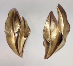 Vintage Signed Crown TRIFARI Gold Tone Clip On Earrings - £10.57 GBP
