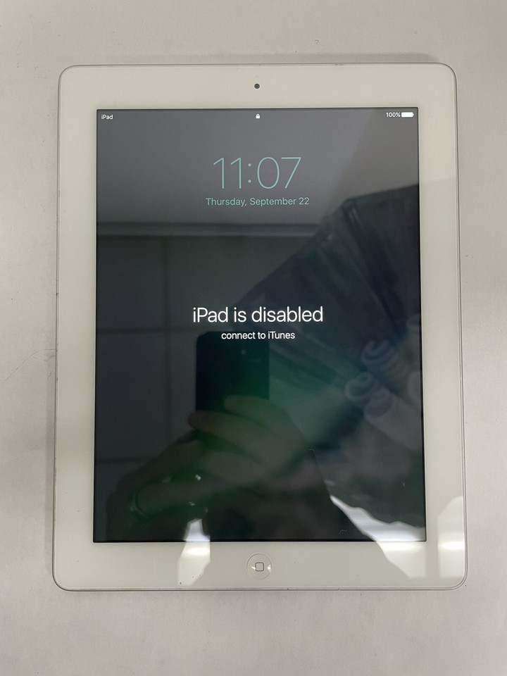 Apple iPad A1458 16GB  Wi-Fi  9.7&quot; White (MD510LL/A) LOCKED - $34.64