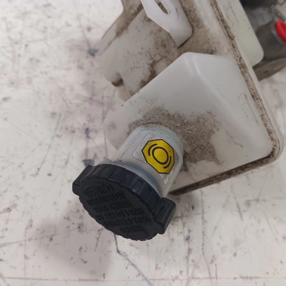Nissan LEAF Brake Master Cylinder  2013 2014 2015 2016 2017 Item image 3