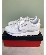 Reebok Unisex Classic Leather Sneaker White/Pure Grey GY0953 - $887.67 MXN