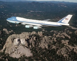 Air Force One with President Bush flies over Mount Rushmore 1990 -New 8x10 Photo - £6.96 GBP