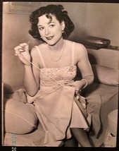 HEDY LAMARR: (HEDY LAMARR CANDID VINTAGE PHOTO 1940,S) RARE CANDID PHOTO - $123.75
