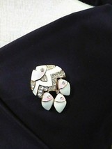 VINTAGE GOLDEN PIN BROOCH ENAMEL PINK &amp; WHITE SCHOOL OF FISH W/ RHINESTONES - £22.02 GBP