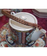 COLLECTIBLE IMARI PORCELAIN TEAPOT WITH BAMBOO HANDLE JAPAN - $467.72 MXN