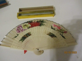 VINTAGE CHINESE SILK FLORAL DESIGN PERSONAL FAN PLASTIC HANDLES W/BOX - $9.99