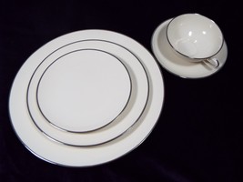 Vintage Franciscan Ware Fine China 5 Piece Place Setting Ivory w/Platinum Band - £55.87 GBP