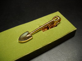 Shovel Tie Bar in Golden Color with Transparent Lid Presentation Box Green Base - £5.58 GBP