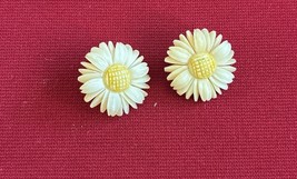 Vtg Clip-On Daisy Earrings Sarah Coventry Attributed Yellow &amp; White 1” J269 - $8.90