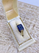 Vintage Art Deco 14k Gold &amp; Glass Blue Faux Sapphire Ring Etched Estate SZ 4 - £200.95 GBP