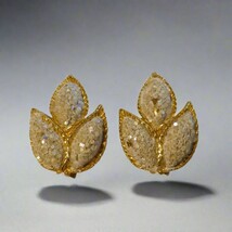 Vintage Gold and White Leaf Clip-On Earrings – Sparkle Textured Costume ... - €4,23 EUR