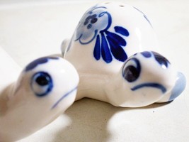 Vintage Enesco Korea H-P Turtles Salt &amp; Pepper Shakers Cobalt Blue Floral - £7.92 GBP