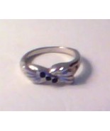 ONYX THREE-STONE RING IN BOW SETTING - SIZE 9  - £4.00 GBP