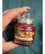 YANKEE CANDLE small jar candle 3.7 oz &quot;home for the holidays&quot; Retired scent - $483.93 MXN