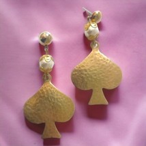 Spade Earrings Vintage 90s Drop Lightweight Faux Pearl Gold Tone Hammered Brass - £14.22 GBP