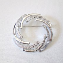 Sarah Coventry Circle Brooch Shiny And Brushed Silvertone Swirl Vintage Pin - £15.50 GBP