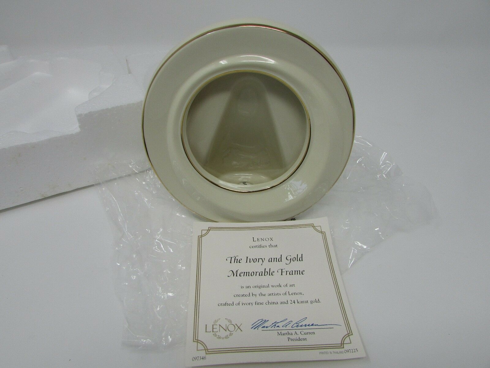 LENOX CHINA IVORY & GOLD MEMORABLE FRAME MINT IN BOX COA 24 KT GOLD ACCENT - $5.89
