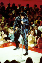 Elvis Presley full length in black leather in concert pose 4x6 inch real photo - £3.73 GBP