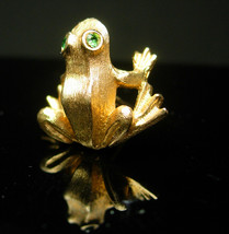 Kiss a FROG Tie tack gold frogger rhinestone eye Toad whimsical mens gif... - £74.70 GBP