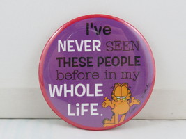 Vintage Novelty Pin - Garfield I&#39;ve Never Seen These People ... - Celluloid Pin - £11.74 GBP