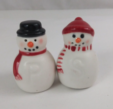 Vintage Mini Snowman Couple Christmas 2.25&quot; Salt &amp; Pepper Shakers - $176.33 MXN