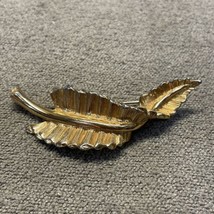 Vintage Monet Twisted Leaf Gold Tone Brooch Pin KG Fashion Jewelry - £15.69 GBP