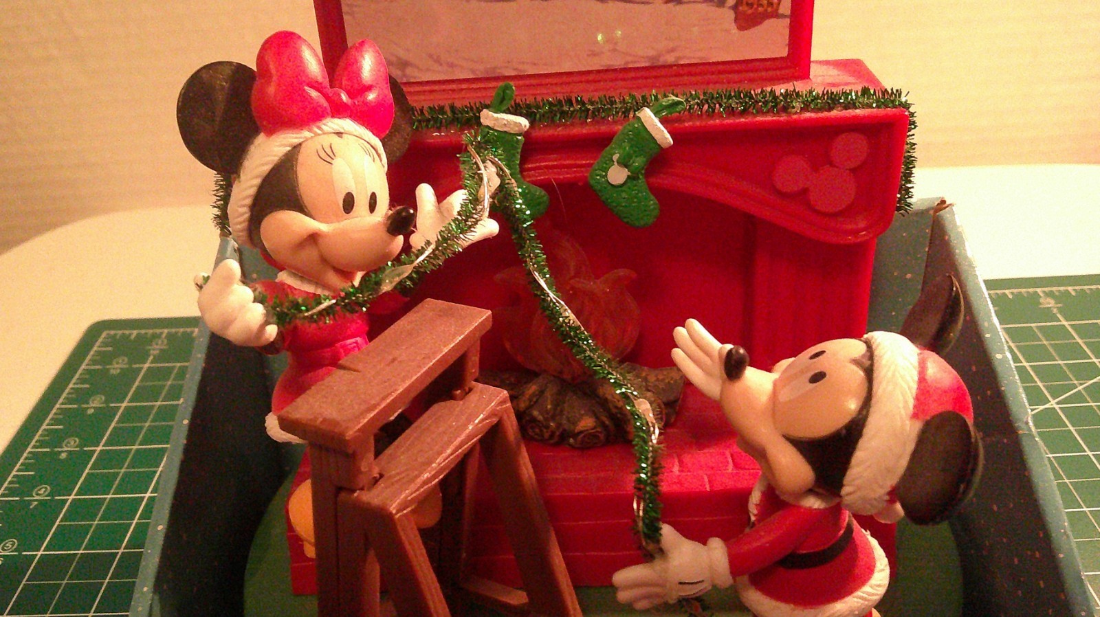 Disney Mickey & Minnie Mouse Christmass fire place musical motion NEW SEE THE PI Item image 3