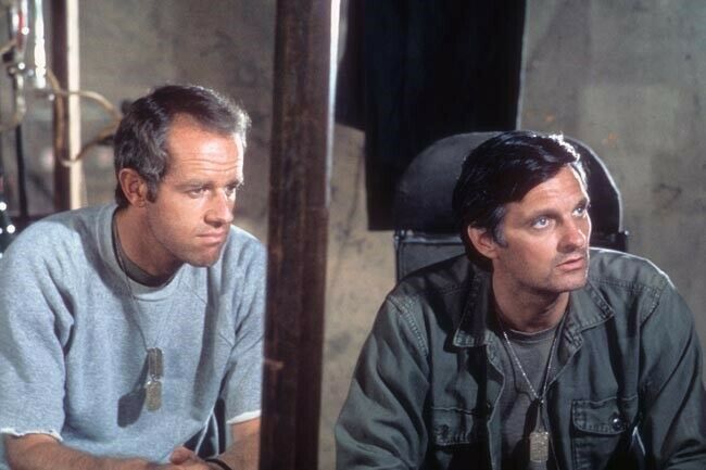 M.A.S.H TV series Alan Alda Mike Farrell in scene 4x6 inch photo - $4.75