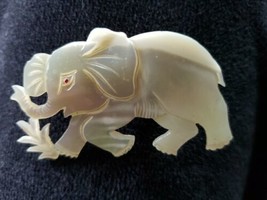 Mother Of Pearl Hand Carved Happy Elephant from Hawaii Brooch - £25.68 GBP