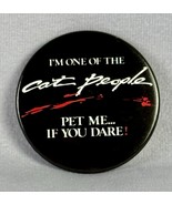 VINTAGE 1982 CAT PEOPLE MOVIE PROMO BUTTON MALCOLM MCDOWELL HORROR FILM PIN - $632.09 MXN