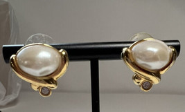 Jewelry Earrings Avon Gold Tone Faux Pearl and Rhinestone Leverback 8 mm - £3.98 GBP