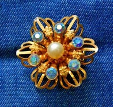 Faux Pearl &amp; Blue iridescent Rhinestone Gold-tone Flower Brooch 1950s 1 1/4&quot; - £10.41 GBP
