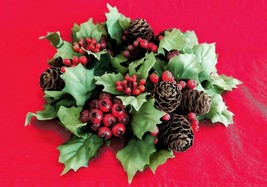 Vintage 3&quot; Candle Wreath Plastic &amp; Silk Leaves Pine Cones Red Berries - $184.34 MXN