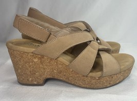 Clarks Wedge Sandals Womens Size 7 Beige Suede Cork Platform Shoes - $495.71 MXN