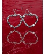 &quot;Gothic Silver Heart-Shaped Dangle Earrings with Barbed Wire - Silver Do... - €11,11 EUR
