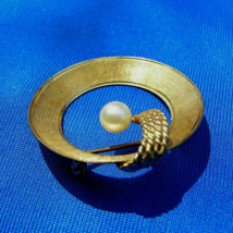 Elegant Vintage Design Pearl Brooch Unique Handmade Solid 14k Gold Pin Gift - $945.25
