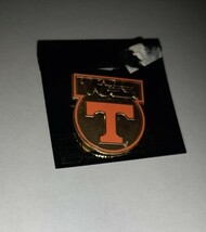 University of Tennessee &quot;Orange T&quot; Enamel Pin UT - $148.18 MXN
