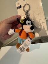 Disney Parks Goofy Plush Doll Keychain with Lobster Claw and Charm NEW - £23.90 GBP