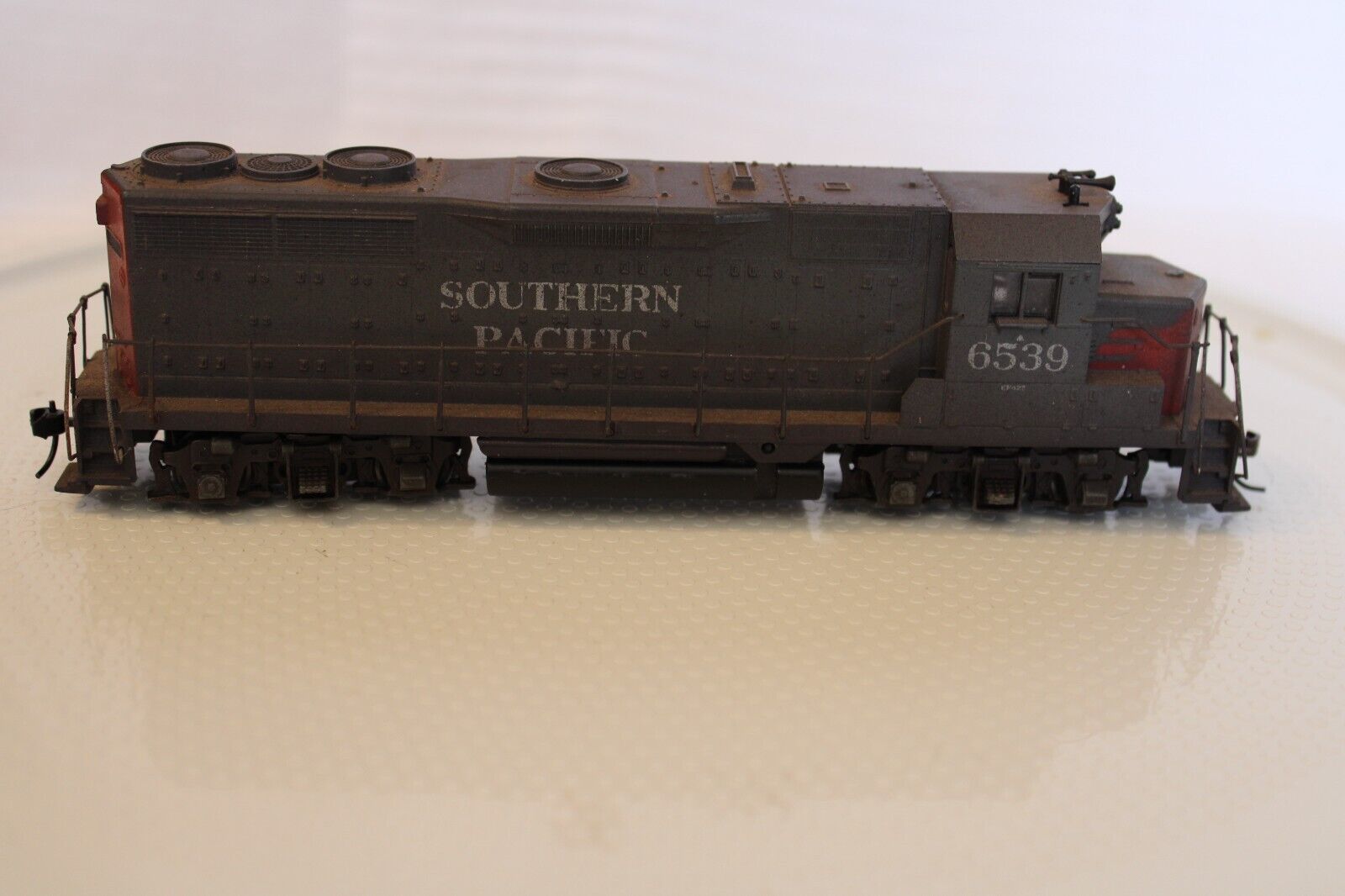 HO Scale Athearn, GP-35 Diesel Locomotive, Southern Pacific Gray #6539 Weathered - $120.00