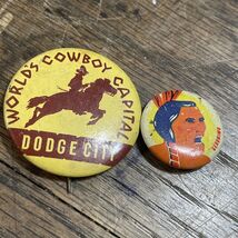 Vintage Buttons Dodge City Cowboy Capital &amp; Geronimo pin backs - $197.57 MXN