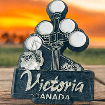 Victoria Canada Streetlamp Lamp Post Vintage Rubber Travel Souvenir Magnet - €12,89 EUR