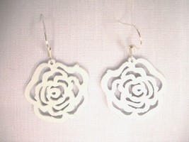 BRIGHT WHITE OPEN ROSE CUT OUT GARDEN FLOWER WOODEN CHARM DROP EARRINGS - $5.59 CAD